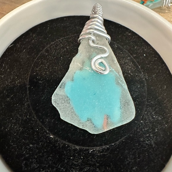 Handcrafted Sea Glass Jewelry Set made in Aruba with Flamingo Design - Picture 3 of 4